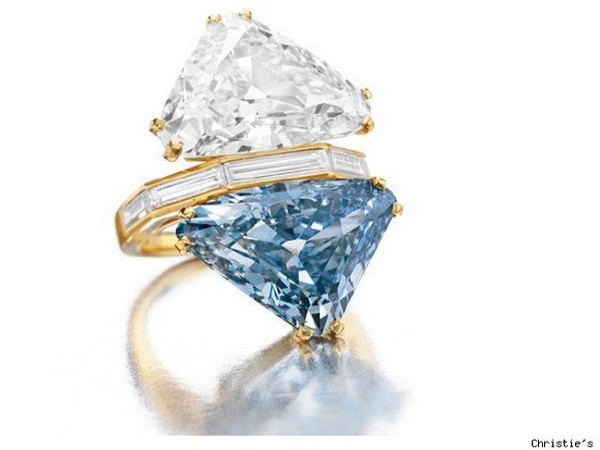 Đây là một chiếc nhẫn đặc biệt bởi nó được gắn hai viên kim cương hình tam giác rất giá trị, một viên kim cương có màu xanh 10,95 carats và một viên màu trắng 9,87 carats. Chiếc nhẫn này được tạo ra từ năm 1972. Nó được đem bán đấu giá vào năm 2010 với mức giá “khủng” 15,7 triệu USD.